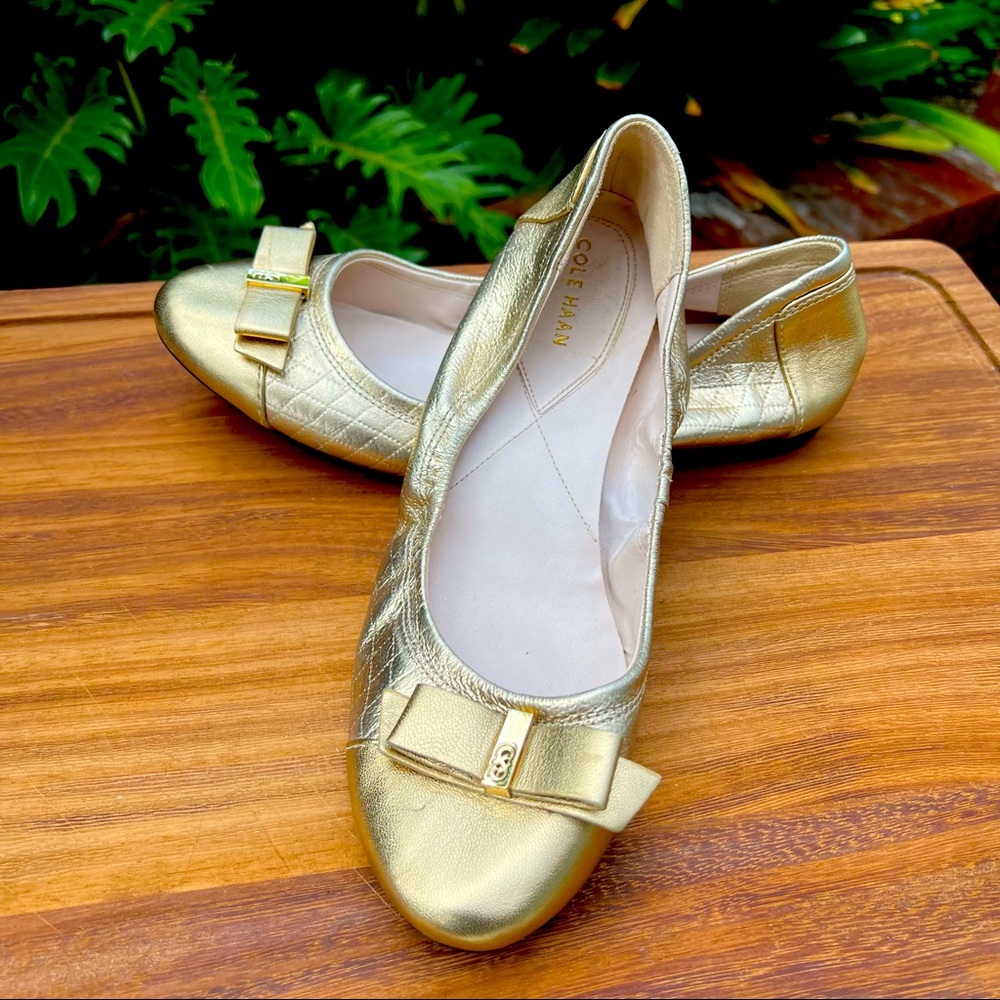 Cole Haan leather bow cap toe slide on ballet flats. Size 9B.